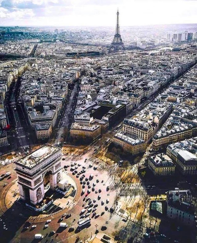 Paris nhìn từ trên cao. Paris là thủ đô và là thành phố lớn nhất của Pháp, được biết đến là "Kinh đô ánh sáng". Paris có lịch sử lâu đời và nhiều công trình kiến trúc nổi tiếng như Tháp Eiffel, Nhà thờ Đức Bà và Bảo tàng Louvre,...