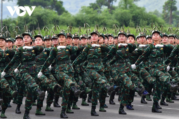 Khối nữ thông tin tham gia hợp luyện.