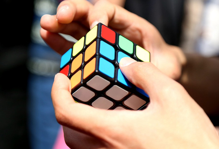 Theo CGTN, khối Rubik được Erno Rubik, một kiến trúc sư người Hungary, phát minh vào năm 1974. Ảnh: CGTN.