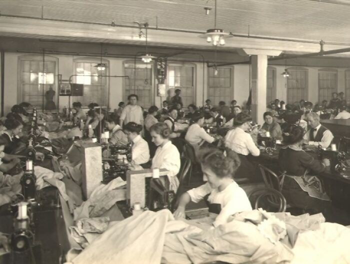 Bên trong nhà máy may mặc vào những năm 1900.