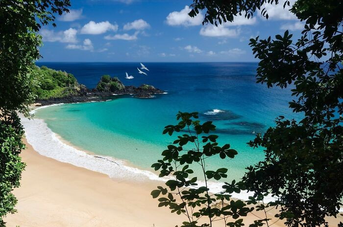 Bãi biển Sancho ở Brazil cũng là một trong những bãi biển đẹp nhất hành tinh.