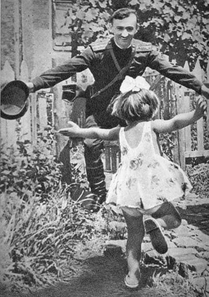 Người lính trở về nhà với con gái sau Thế chiến II, năm 1945.