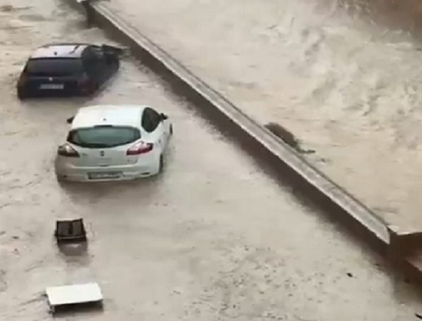 Những đoạn video được ghi lại cho thấy nhiều con phố xinh đẹp ở Tây Ban Nha đã biến thành những "dòng sông ô nhiễm" khi nước lũ tràn qua. Ảnh: X.