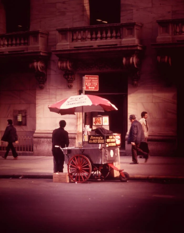 Một người bán xúc xích ở đường phố New York.