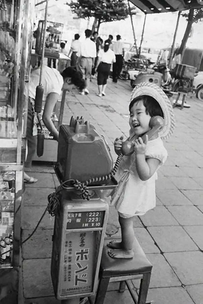 Bức ảnh chụp một em bé dễ thương ở Nhật Bản năm 1958.