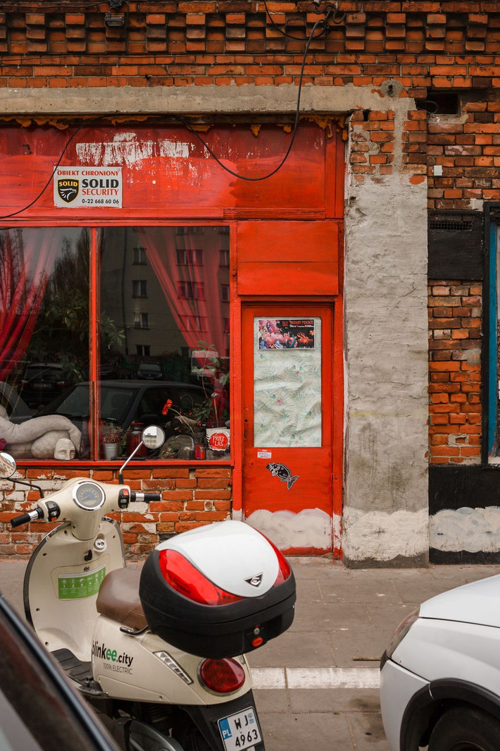 Có những cửa hàng và căn hộ cũ ở Praga với vẻ ngoài như bị bỏ hoang nhưng thực ra vẫn có người ở.