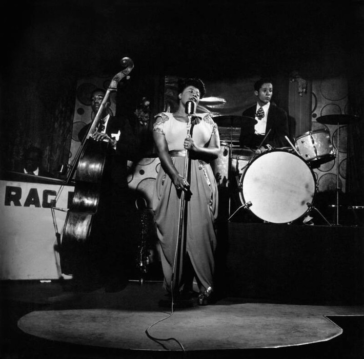 Ca sĩ nhạc jazz huyền thoại Ella Fitzgerald biểu diễn tại Nhà hát Apollo vào những năm 1950.