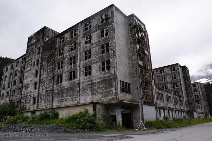 Tòa nhà Buckner, một công trình bỏ hoang ở Whittier, Alaska. Ảnh: Flickr.