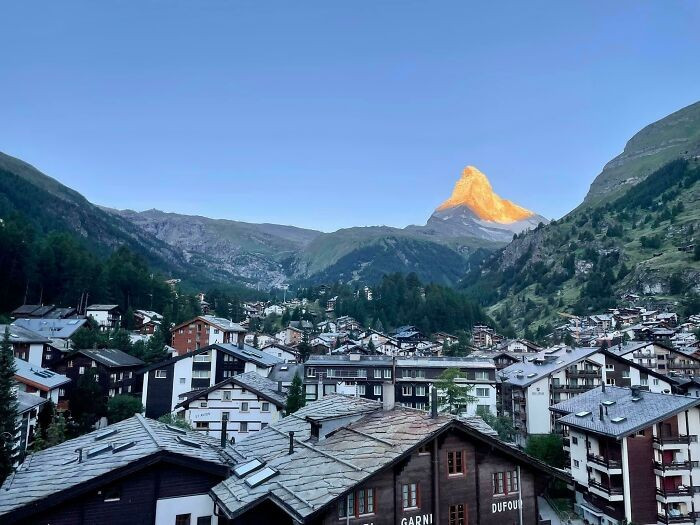 Núi Matterhorn nhìn từ xa.