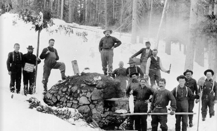 Một nhóm người đang nướng bánh mì trong lò nướng ngoài trời ở French Gulch, Montana, năm 1906.