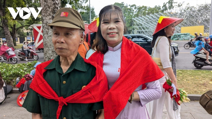 Chị Đặng Thị Hằng (Hà Đông, Hà Nội) bày tỏ, nhân dịp kỷ niệm Quốc khánh 2/9, chị đưa bố - một cựu chiến binh tới khu vực Lăng Bác, nơi sẽ có sân khấu chính cho các hoạt động của ngày Đại lễ của dân tộc. “Tôi cảm thấy vô cùng hạnh phúc khi được cùng bố chứng kiến Thủ đô Hà Nội đổi mới từng ngày, đặc biệt là bầu không khí hân hoan, tưng bừng đang lan tỏa khắp các con phố”.