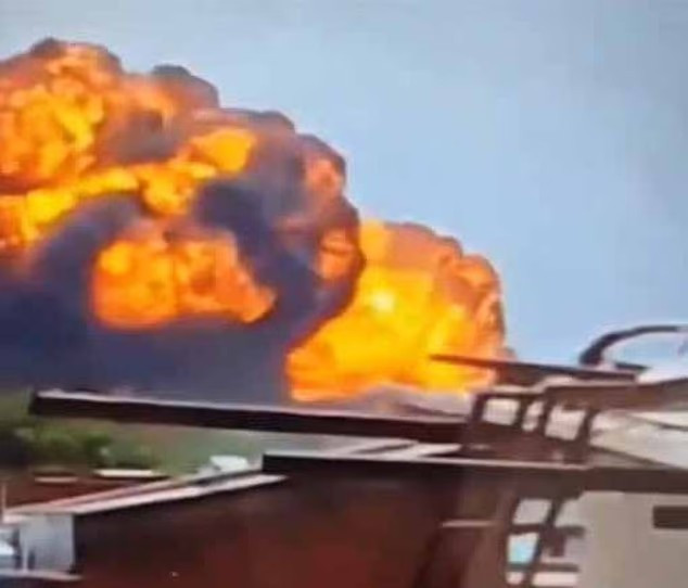 Hình ảnh từ video cho thấy, máy bay bay ở tầm thấp với phần mũi cố ngóc lên trên, sau đó phi cơ từ từ hạ độ cao và rơi xuống khu dân cư. Vài giây sau, một quả cầu lửa xuất hiện và khói đen bốc lên. Ảnh: DM.