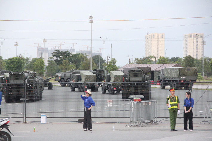 Dàn khí tài quân sự hiện đại Việt Nam chuẩn bị di chuyển về trung tâm Hà Nội để tổng hợp luyện lần 2.