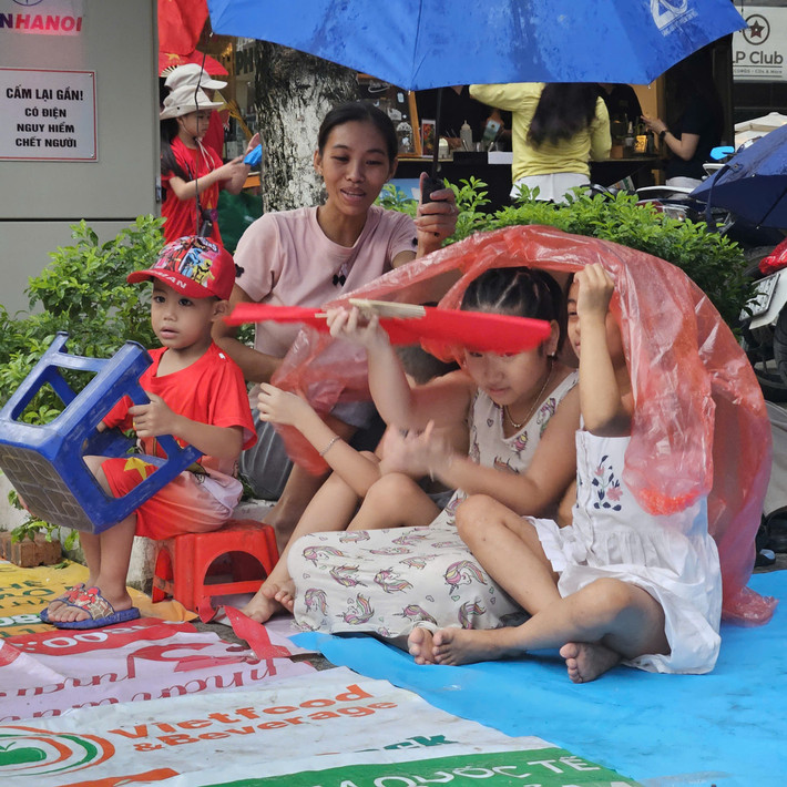 Đặc biệt, những gia đình có trẻ nhỏ được ưu tiên vào trong nhà tránh mưa tạm thời.