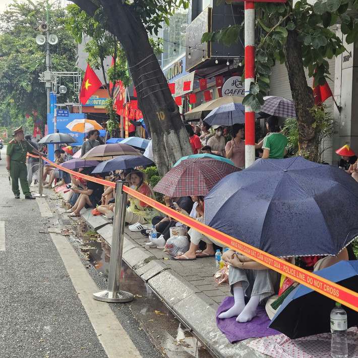 Mọi người kiên trì "bám trụ" để giữ chỗ.