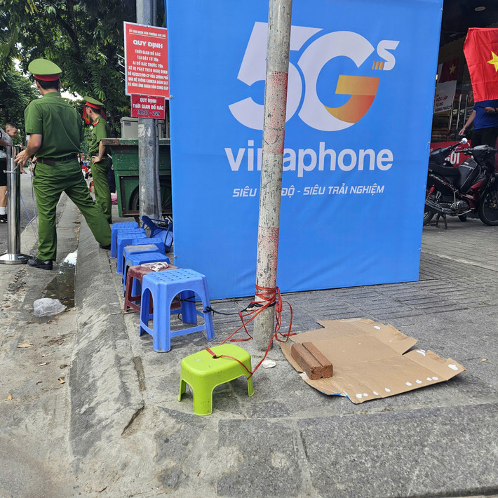 Giống gia đình chị Kim Anh, hai bạn trẻ Thanh Huyền và Thu Hà (ĐH Mỏ Địa chất - Hà Nội) cho biết: "Bọn em phải gửi xe vào nhà người thân, sau đó lên đường Kim Mã từ sớm để giữ chỗ, các bạn khác sẽ đến sau".