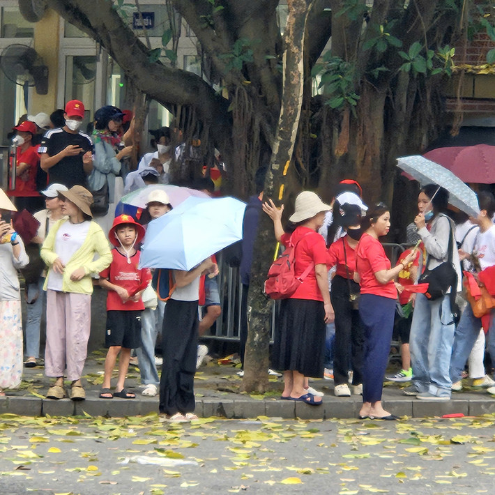 Nhiều người đã chuẩn bị áo mưa, ô dù sẵn sàng "bảo vệ" chỗ ngồi dù thời tiết có bất lợi.