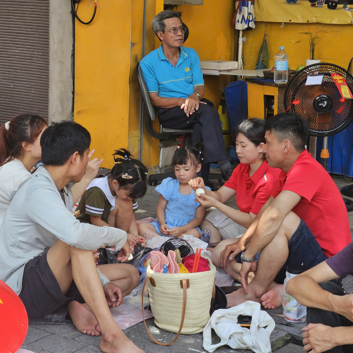 Tại phố Kim Mã (Hà Nội), ngay từ rất sớm, nhiều người dân từ khắp nơi đã đến để "nhận chỗ" xem buổi tổng hợp luyện diễu binh, diễu hành lần 2.