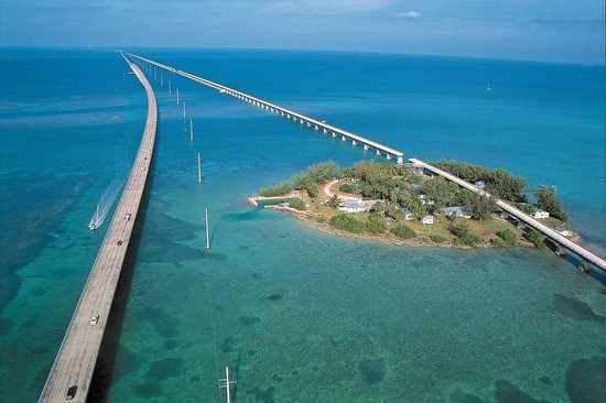 Đường cao tốc Overseas ở Mỹ dài khoảng 181 km với khung cảnh thiên nhiên ngoạn mục. Ảnh: theculturetrip.