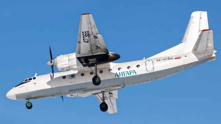 Theo The Moscow Times, chiếc máy bay chở khách Antonov An-24 do hãng hàng không Angara Airlines vận hành mất liên lạc với kiểm soát viên không lưu vào khoảng 13 giờ chiều 24/7 khi đang ở cách sân bay tại thị trấn Tynda, vùng Amur, vài km. Trong ảnh là một chiếc máy bay Antonov An-24. Ảnh: MT.