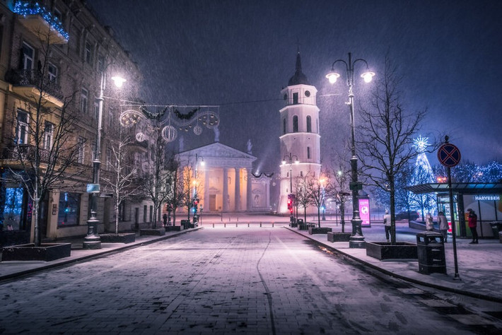 "Vilnius là một thành phố rất đặc biệt với bầu không khí tuyệt vời vào cả mùa hè và mùa đông. Tôi thích bầu không khí sôi động của thành phố vào mùa hè và sự bí ẩn của thành phố vào mùa đông", nhiếp ảnh gia từng chia sẻ. Trong ảnh là Nhà thờ Vilnius vào mùa đông.