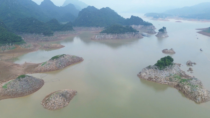 Ông Đinh Văn Hạnh (xã Vây Nưa, huyện Đà Bắc, tỉnh Hòa Bình) cho biết, ông đã làm du lịch trên hồ thủy điện Hòa Bình 30 năm, nhưng mới chỉ chứng kiến vài lần nước hồ cạn như thế này. Nước rút sâu hơn 40 mét, nhiều điểm đáy hồ trơ ra từng mảng, tàu bè khó khăn trong việc đi lại. “Mực nước hồ cạn thế này ít khi xuất hiện. Cách đây khoảng chục năm, có một lần mực nước hồ thủy điện Hòa Bình xuống xấp xỉ thế này, nhưng không đến mức độ cạn trơ đáy như bây giờ”, ông Hạnh cho biết.