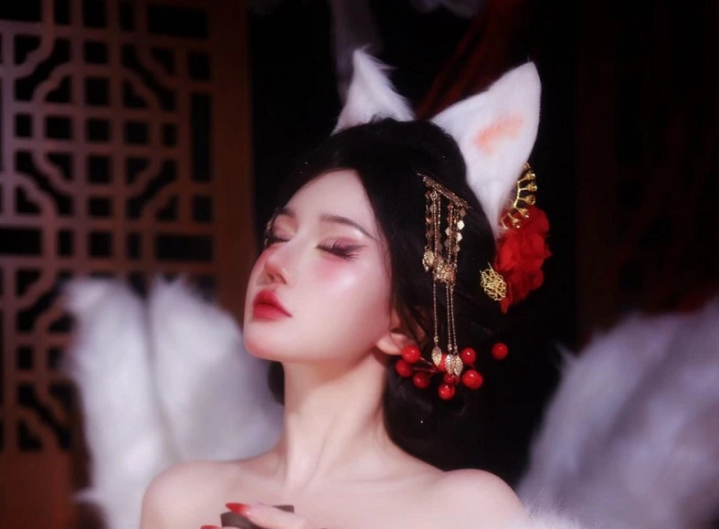 Cosplay Ahri bản “promax” của Thiên Thy gây bão mạng