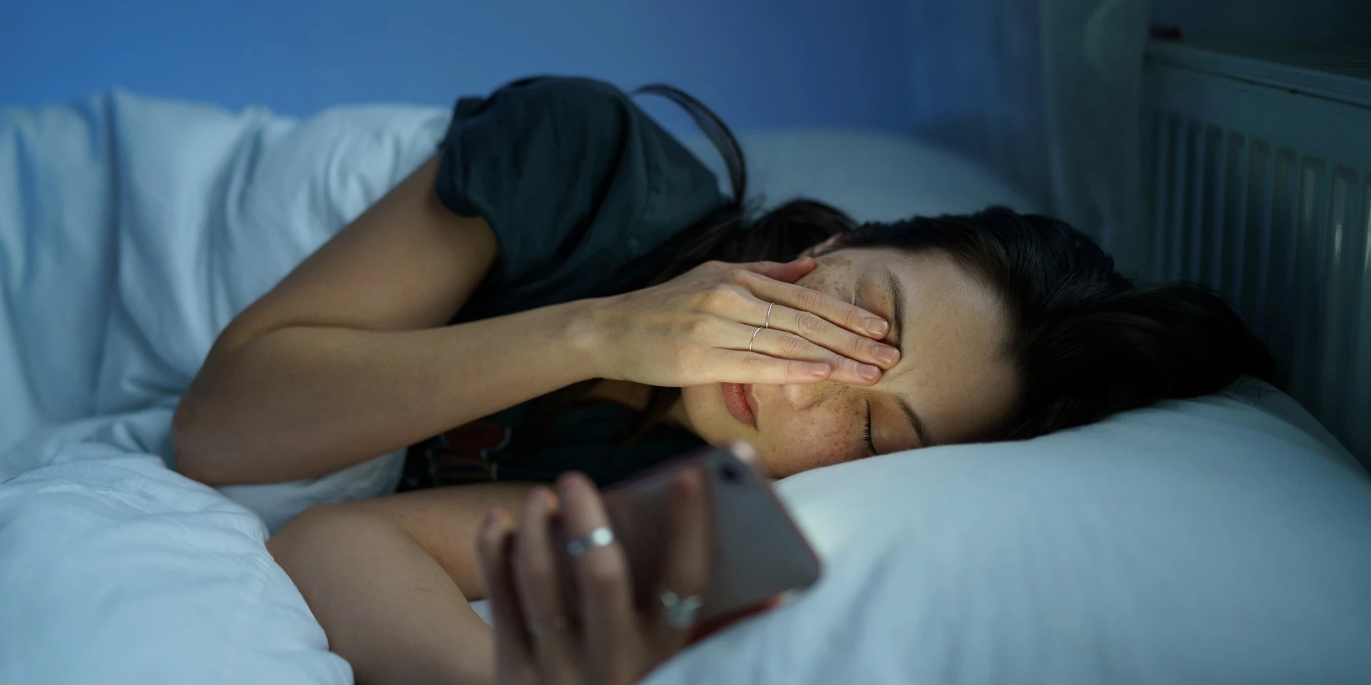 Sau 10h đêm: Thời điểm nguy hiểm nhất để dùng điện thoại