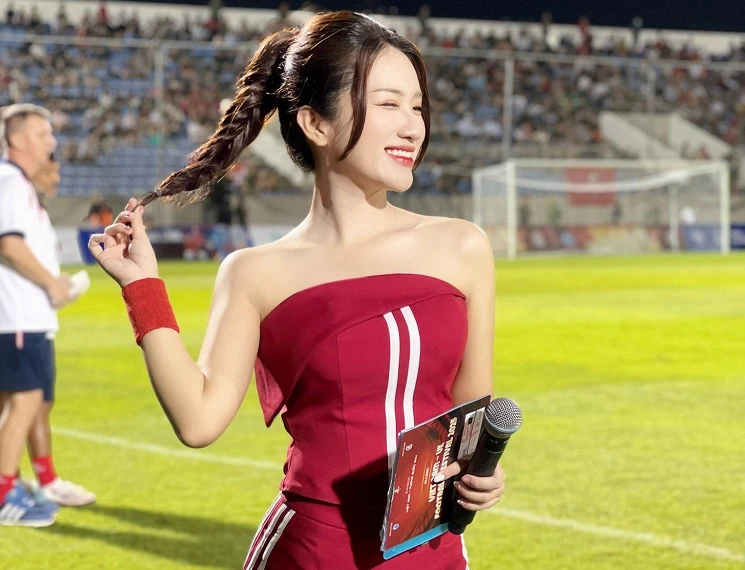 Nhan sắc đời thường của MC Linh Nắng khiến fan “ngất ngây”