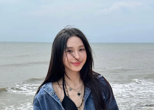 Mina Young gây tranh cãi vì tự in standee Faker