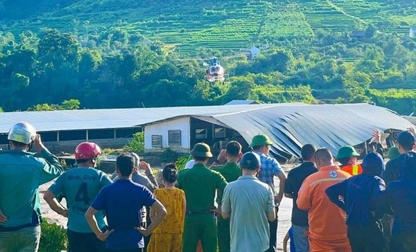 Hình ảnh trực thăng giải cứu 8 người dân bị cô lập do mưa lũ ở Sơn La