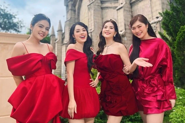 Vân Trang khoe vẻ gợi cảm bên hội bạn thân