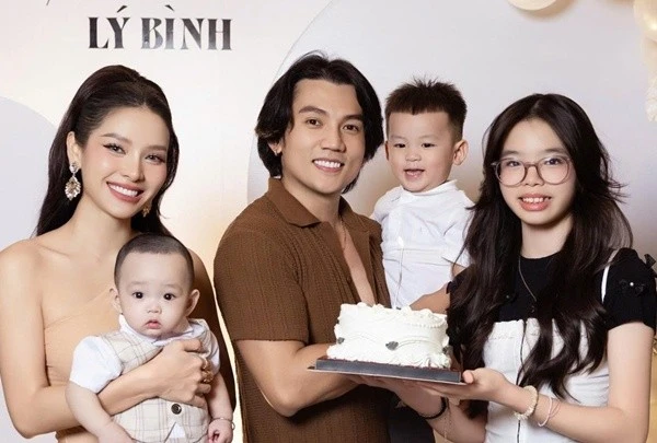 Chồng kém tuổi của Phương Trinh Jolie đón sinh nhật bên gia đình