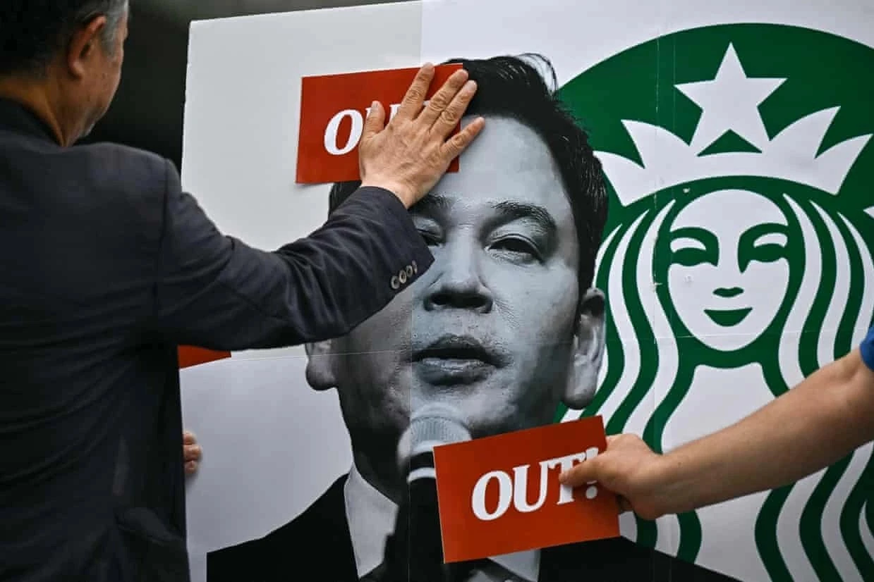 [VIDEO] Starbucks Hàn Quốc yêu cầu nhân viên học lịch sử sau chiến dịch gây tranh cãi