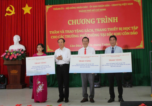 Bí thư Thành uỷ TP Hồ Chí Minh Nguyễn Văn Nên trao tặng trang thiết bị học tập cho các trường học tại Đặc khu Côn Đảo 111.jpg