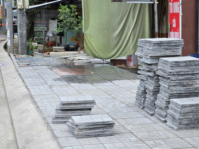 Vỉa hè lát gạch nhỏ giọt. Nguồn HĐ z6766791052912-2af8a424fcd0f97a7104c5217e7fc10c.jpg