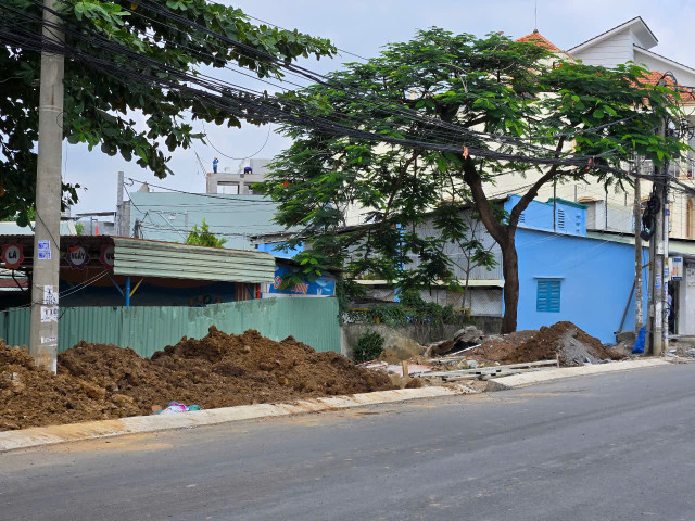 Gói thầu được gia hạn tới tháng 6/2025, nhưng vỉa hè vẫn chưa thể thi công. Nguồn HĐ z6766791080174-20fae9ad493efe066296692c73b4ce92.jpg