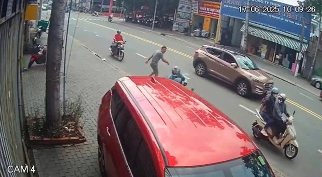 Thời điểm ông Long đạp ngã nữ tài xế - Ảnh cắt từ clip bạn đọc 3.png