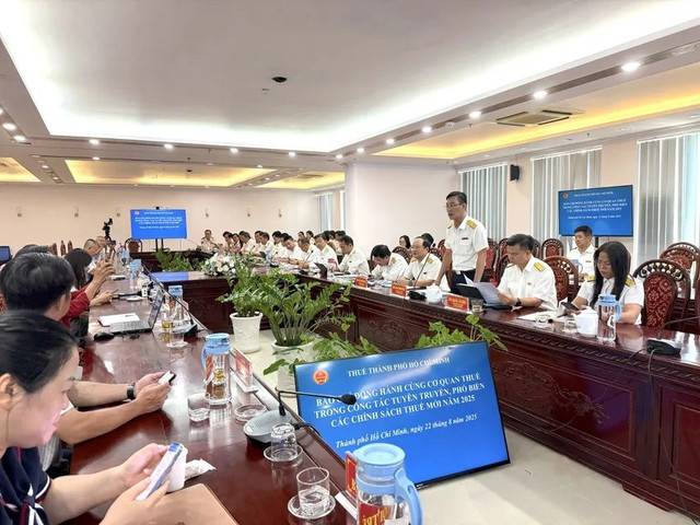 Lắng nghe góp ý của các cơ quan báo chí, lãnh đạo Thuế TP.HCM cho biết tổ truyền thông sẽ xây dựng các video hướng dẫn ngắn gọn, dễ hiểu về các chính sách quy định thuế mới cho hộ kinh doanh, doanh nghiệp nắm rõ. Ảnh: QH 12-811.jpg