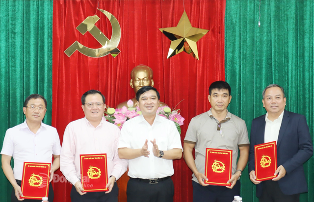 Tỉnh ủy viên, Phó Chủ tịch UBND tỉnh Đồng Nai Hồ Văn Hà trao quyết định giao đầu tư dự án nhà ở xã hội cho 4 doanh nghiệp. Ảnh: Báo Đồng Nai 5.png