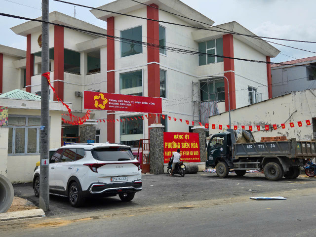 Sáng ngày 1/7, việc chặn đường không cho ô tô qua lại để thi công đã khiến nhiều người không thể tiếp cận Trung tâm hành chính công để giải quyết công việc, gây ra nhiều bức xúc. Nguồn HĐ z6766790624422-143120327bc199d4badca47de3972100.jpg