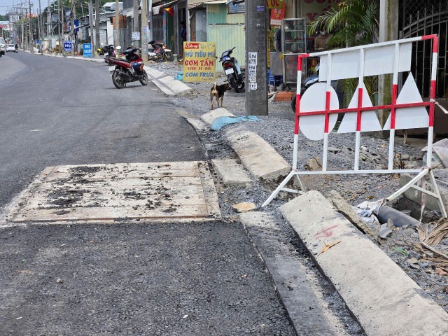 Vỉa hè gần như còn bỏ ngỏ. Hình ảnh ghi nhận ngày 3/7. Nguồn HĐ z6766790838404-64fe7a22e0f74a1e1fc672b427d34831.jpg