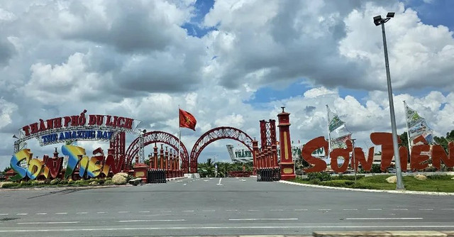 Cổng vào Khu du lịch Sơn Tiên. Ảnh: VŨ HỘI. 1.png
