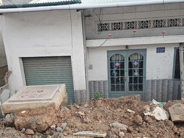 Xà bần ngổn ngang trước cửa nhà dân. Ảnh HĐ z6735808493345-8d185cd26368d385b7526a48fc7a8cf5.jpg
