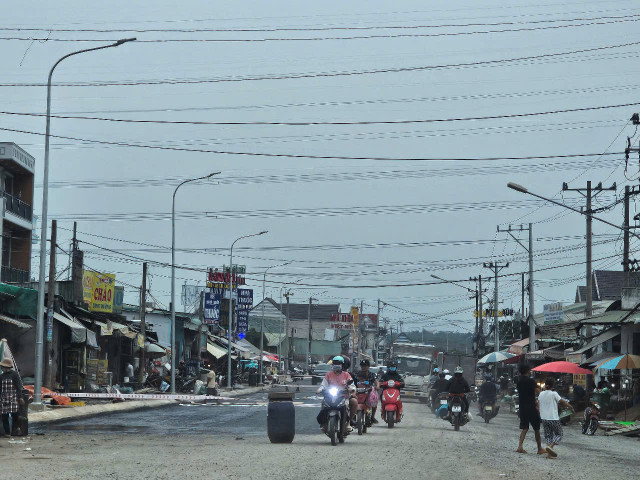 Đường ĐH.402 (nay là đường Võ Thị Sáu), phường Tân Phước Khánh khởi công đầu tháng 12/2023. Ảnh HĐ 05bf84902c2f9b71c23e18.jpg