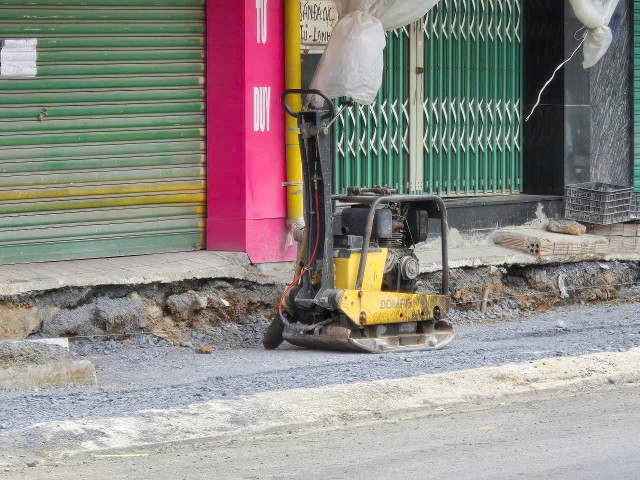Máy móc sơ sài. Ảnh HĐ z6733758641460-ac90577086803cc62081f33dae24bc13.jpg