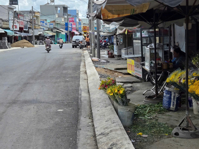 Một số đoạn đã được nhà thầu thảm nhựa, vỉa hè vẫn chưa thi công. Ảnh HĐ z6733758610920-30807399ec3cecb01d5ac933b2341044.jpg