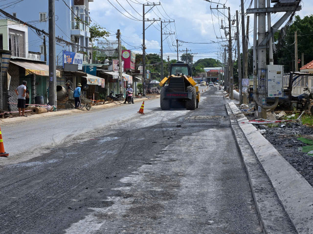 Dù đã trễ tiến độ, nhưng lượng công nhân thi công ít ỏi. Ảnh HĐ z6733758701137-70ac4274036fe7abc05f19f0560b5086.jpg