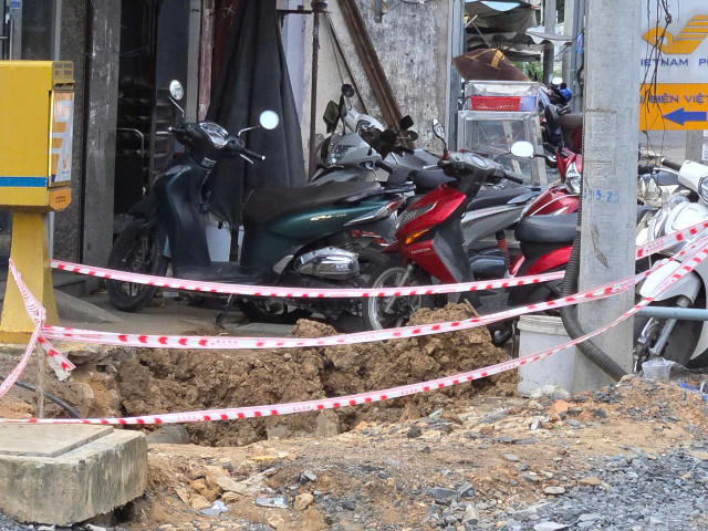 Hố ga chăng dây sơ sài. Ảnh HĐ z6733758630800-88867eeb7d7a2a59f14183c21617d0be.jpg