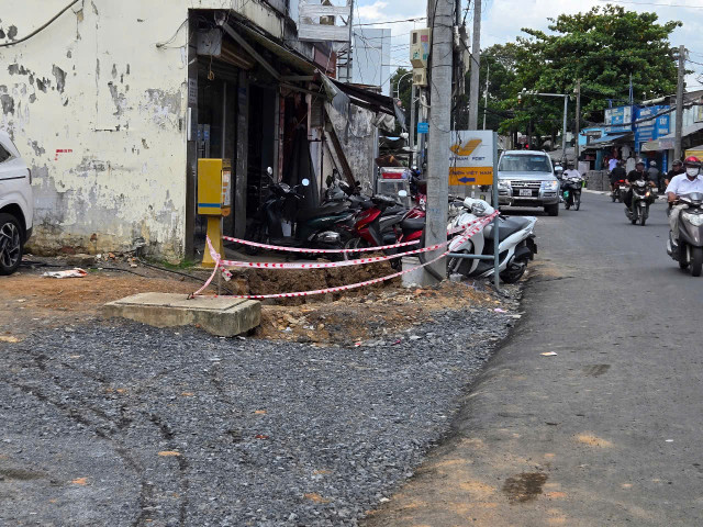 Hố ga chăng dây sơ sài. Ảnh HĐ z6733758626285-957d8fc0dfc2ae65db393d11d1546be0.jpg